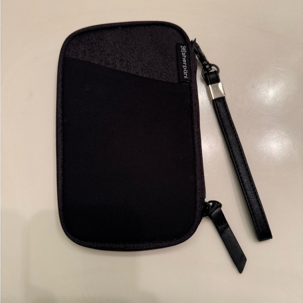 Sherpani Black Wristlet Pouch